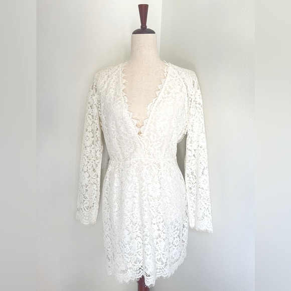 iro white lace dress White Iro and Fitted Buba , White Lace Wrapper and Blouse , African Women Clothing, Women Fashion Dresses , African Women Wear, Women Lace